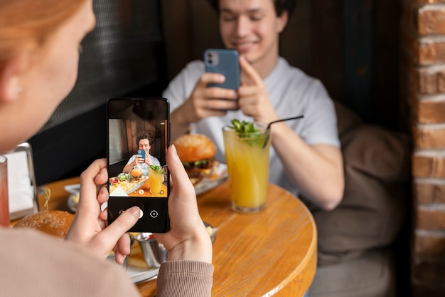 Foto nahaufnahme einer person, die ein foto von lebensmitteln macht