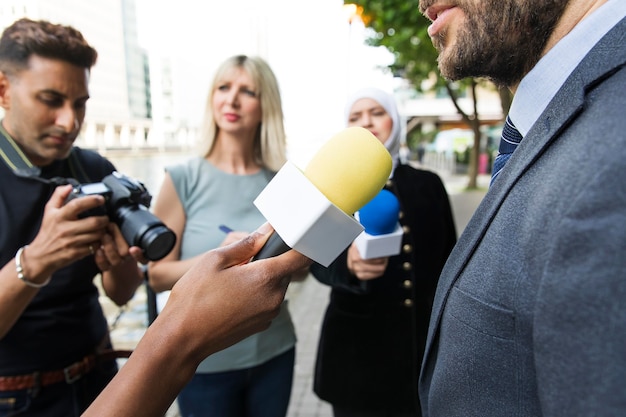 Nahaufnahme einer Person, die ein Interview anbietet