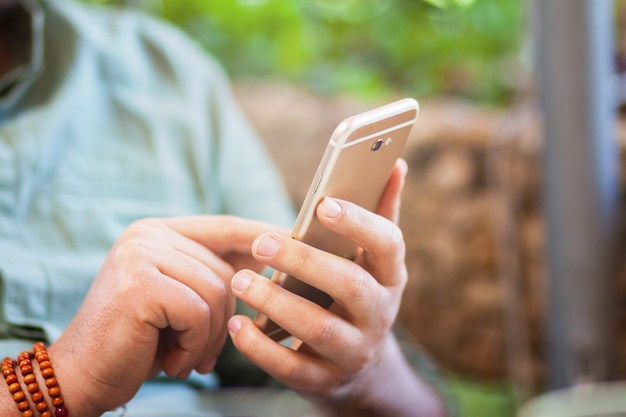 Nahaufnahme einer Person, die ein Mobiltelefon benutzt