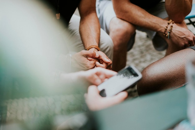 Foto nahaufnahme einer person, die ein mobiltelefon hält