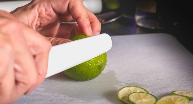 Foto nahaufnahme einer person, die essen zubereitet