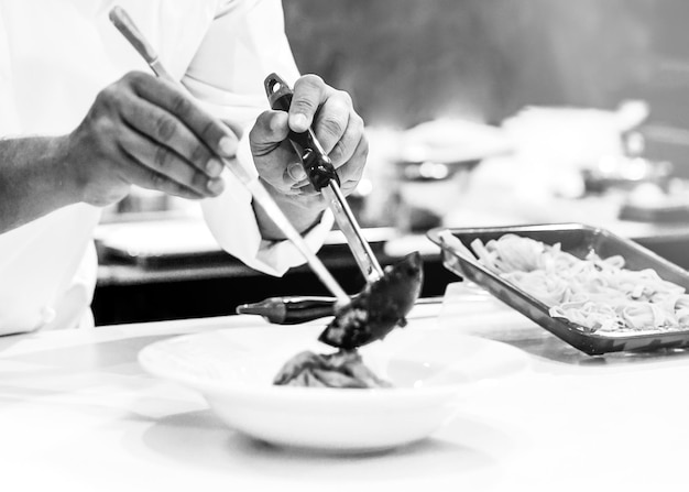 Nahaufnahme einer Person, die Essen zubereitet