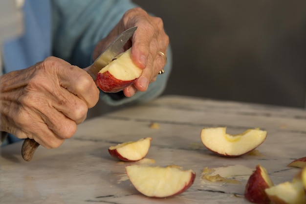 Nahaufnahme einer Person, die Essen zubereitet