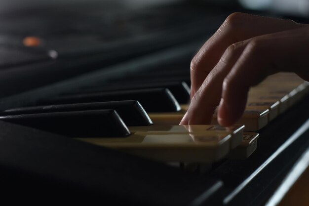 Foto nahaufnahme einer person, die klavier spielt