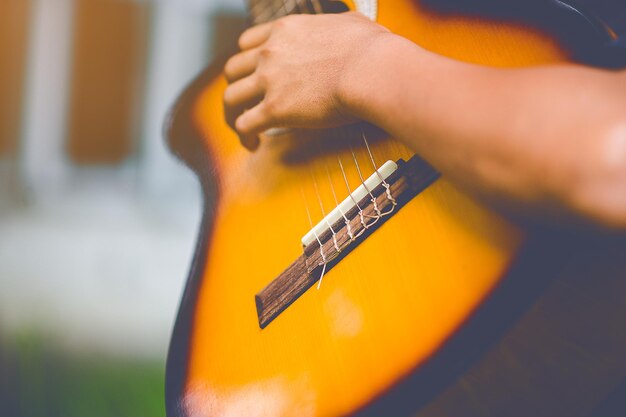 Foto nahaufnahme einer person, die mit der hand gitarre spielt