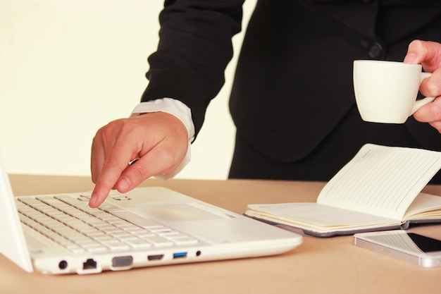 Nahaufnahme einer Person, die mit einem Laptop arbeitet