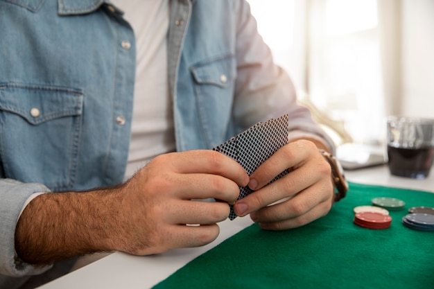 Nahaufnahme einer Person, die mit Freunden Poker spielt