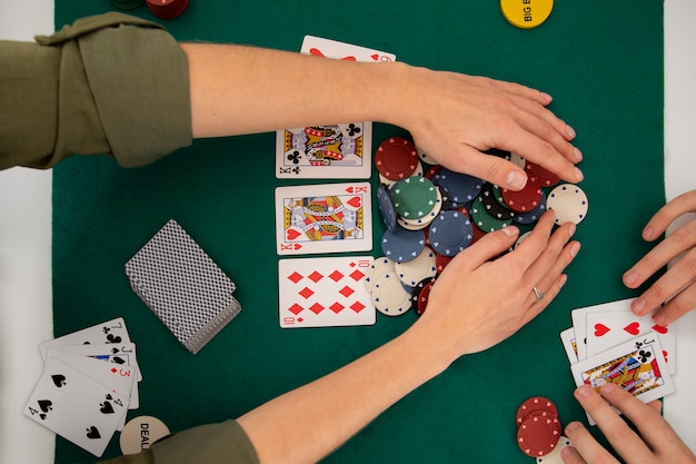 Foto nahaufnahme einer person, die mit freunden poker spielt
