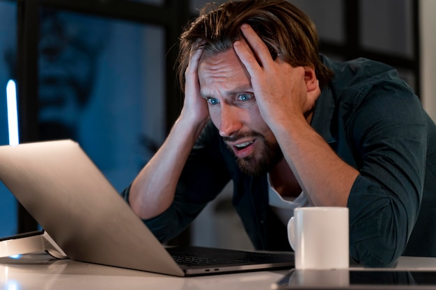 Foto nahaufnahme einer person, die nachts zu hause arbeitet