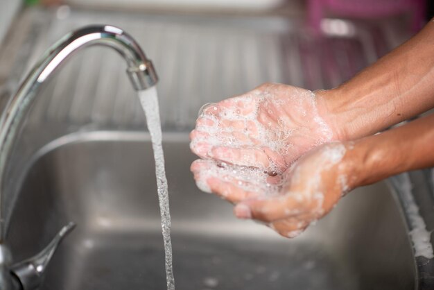 Foto nahaufnahme einer person, die sich die hände im waschbecken wäscht