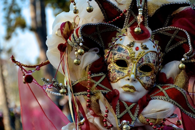 Nahaufnahme einer Person, die während des Karnevals eine venezianische Maske trägt.
