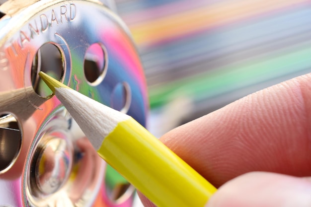 Foto nahaufnahme einer person mit bleistift und ausrüstung