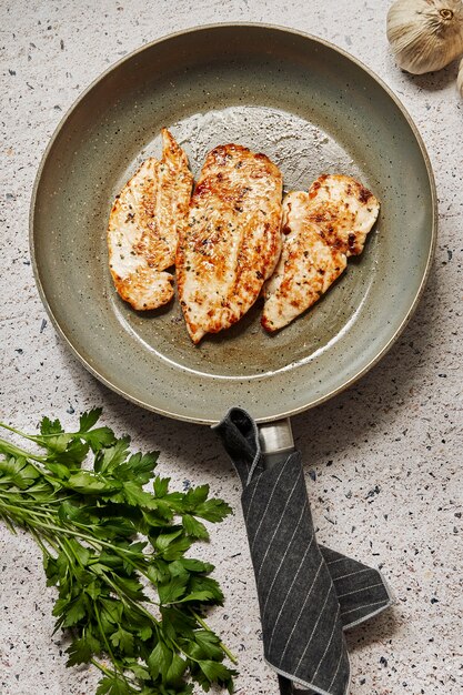 Nahaufnahme einer Pfanne mit gekochten marinierten Hähnchenbrustfilets