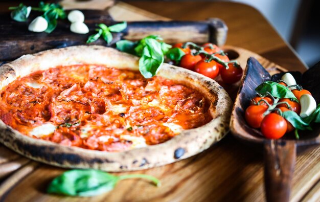 Nahaufnahme einer Pizza auf dem Tisch