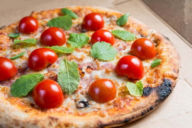 Nahaufnahme einer Pizza auf dem Tisch