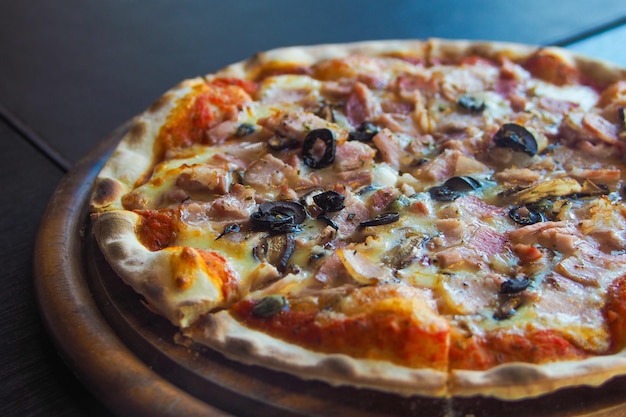 Nahaufnahme einer Pizza auf dem Tisch