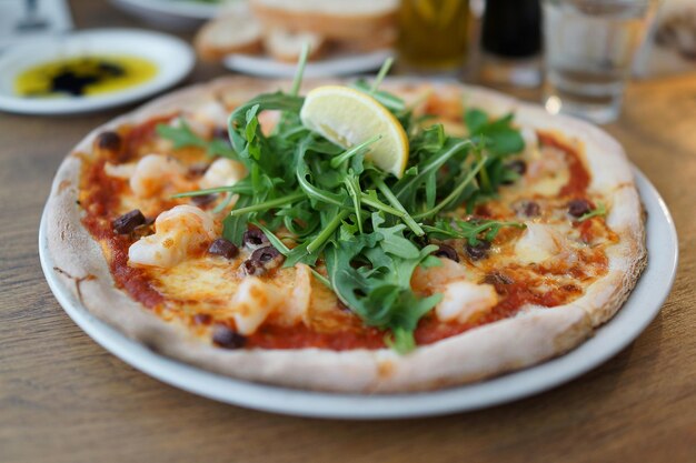 Nahaufnahme einer Pizza auf dem Tisch