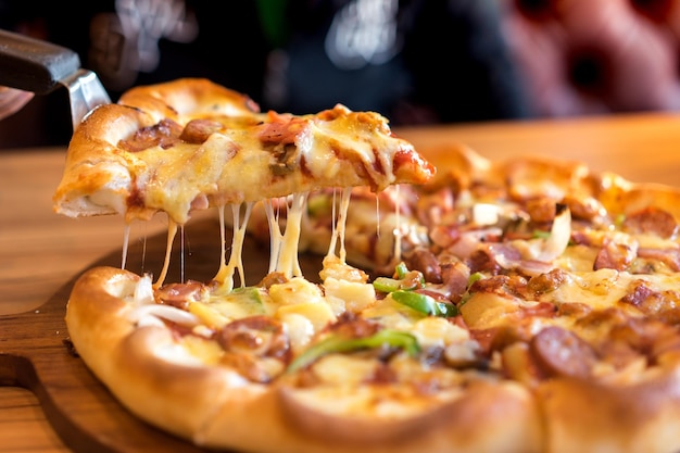 Nahaufnahme einer Pizza auf dem Tisch