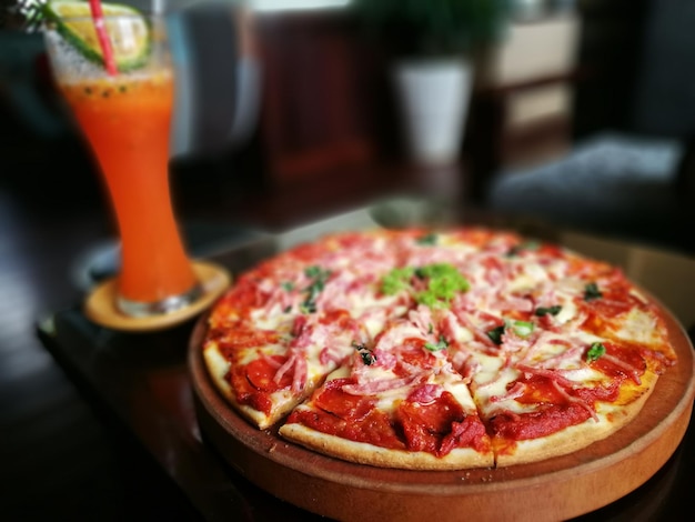 Nahaufnahme einer Pizza auf dem Tisch