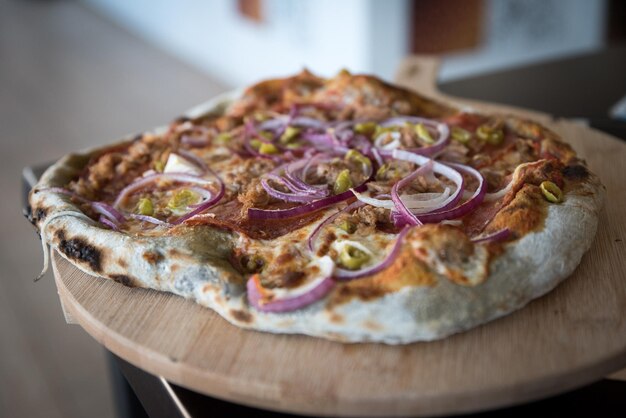 Foto nahaufnahme einer pizza auf dem tisch