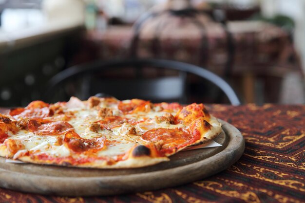 Nahaufnahme einer Pizza auf einem Teller auf dem Tisch