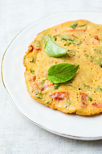 Nahaufnahme einer Pizza, die auf dem Tisch serviert wird