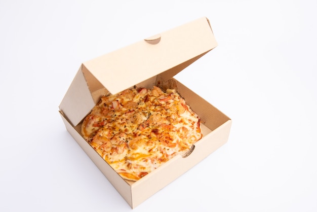 Nahaufnahme einer Pizza in einem Karton gegen auf weißem Hintergrund Pizza-Lieferservice. Pizza-Menü.