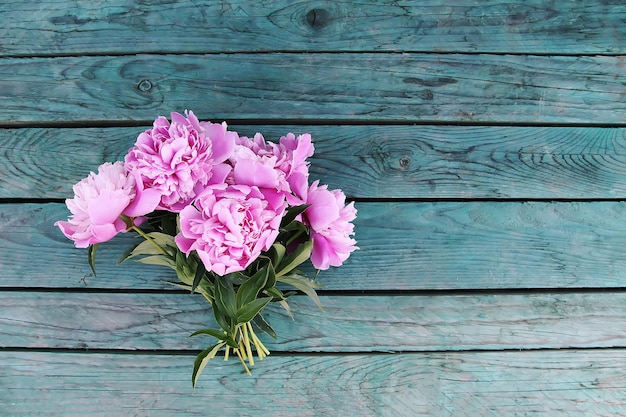 Foto nahaufnahme einer rosa blume auf holz