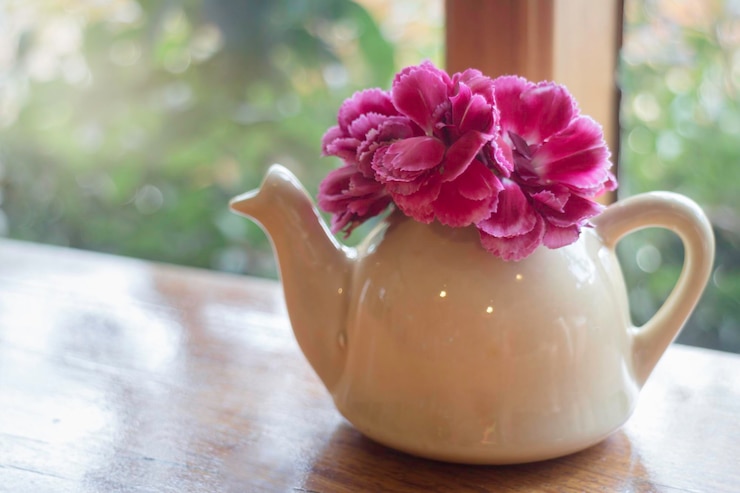 Foto nahaufnahme einer rosa rose in einer vase auf dem tisch