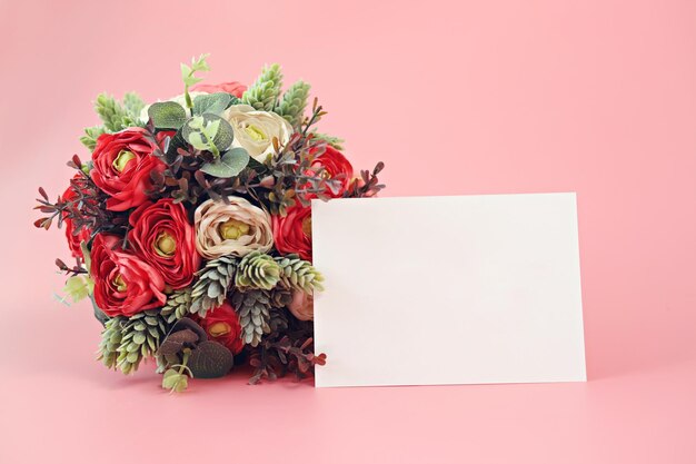 Nahaufnahme einer Rose vor weißem Hintergrund