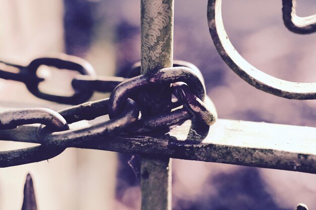 Foto nahaufnahme einer rostigen, gebundenen metallkette