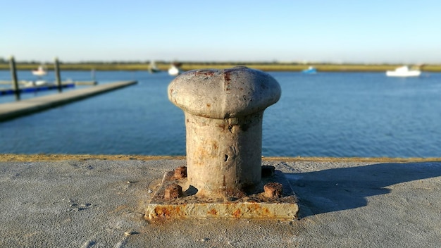 Foto nahaufnahme einer rostigen kette am pier