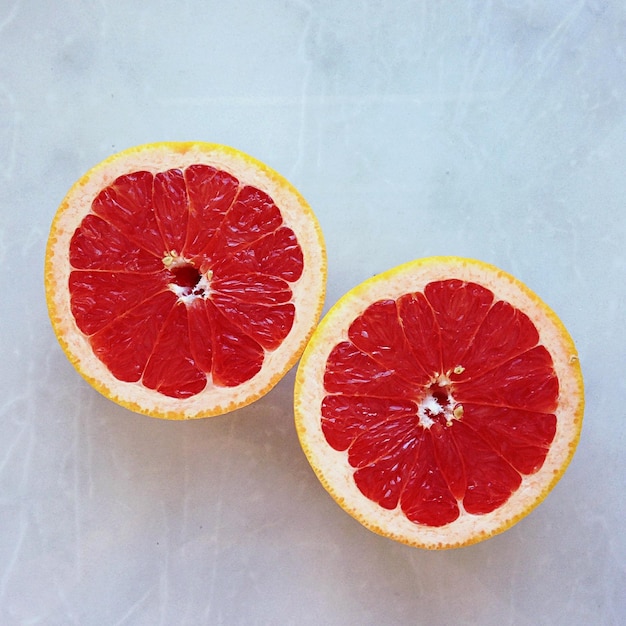 Nahaufnahme einer roten Grapefruit auf weißem Hintergrund