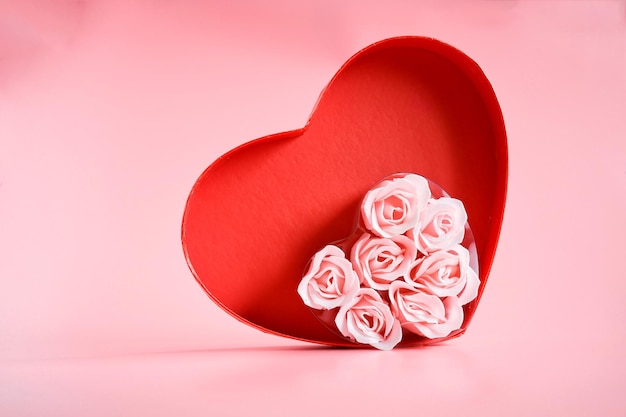 Nahaufnahme einer roten Rose vor einem rosa Hintergrund