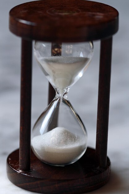 Nahaufnahme einer Sanduhr auf dem Tisch