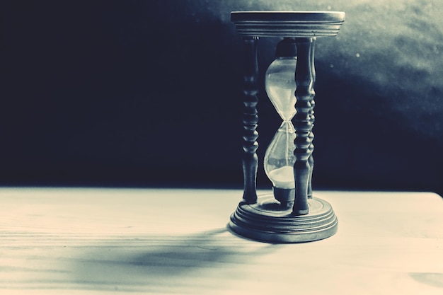 Nahaufnahme einer Sanduhr auf dem Tisch