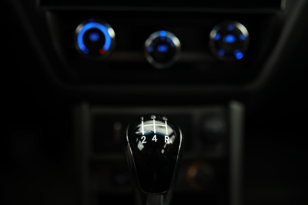 Nahaufnahme einer Schalthebel-Schaltung Schaltgetriebe Auto-Innenraum-Details Auto-Getriebe Weiche Beleuchtung Abstrakte Ansicht