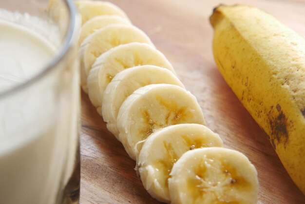 Nahaufnahme einer Scheibe Bananenglas Milch auf dem Tisch