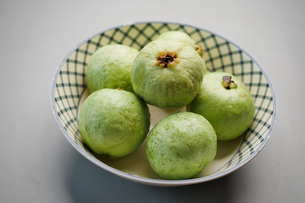 Nahaufnahme einer Scheibe Guave auf dem Tisch