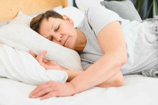 Nahaufnahme einer schlafenden Frau im Bett