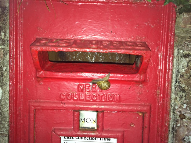 Foto nahaufnahme einer schnecke auf einem roten briefkasten