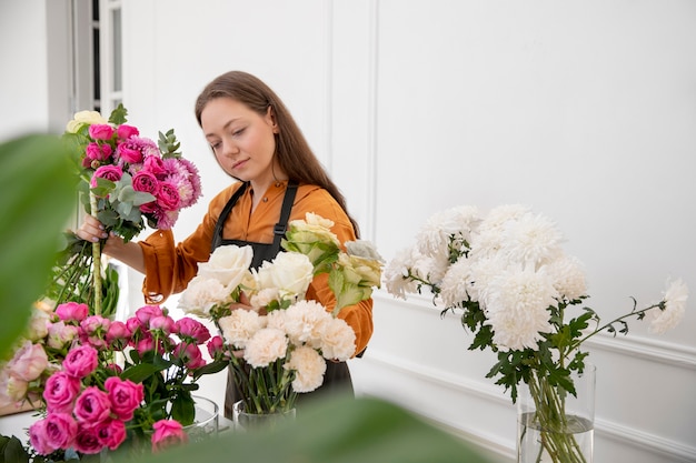 Foto nahaufnahme einer schönen floristenfrau