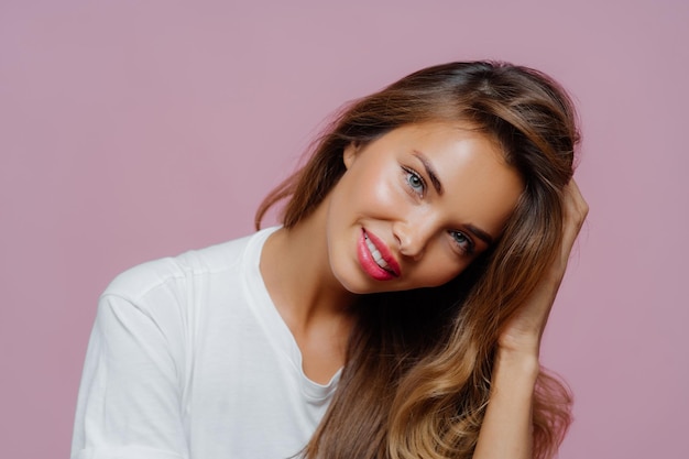 Nahaufnahme einer schönen Frau vor rosa Hintergrund