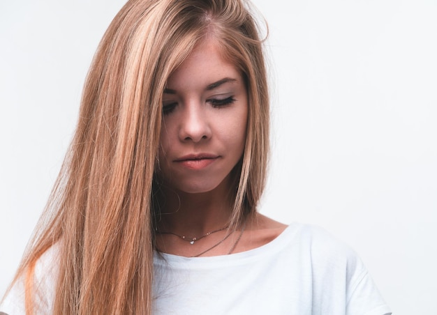 Nahaufnahme einer schönen jungen Frau mit blonden Haaren auf weißem Hintergrund