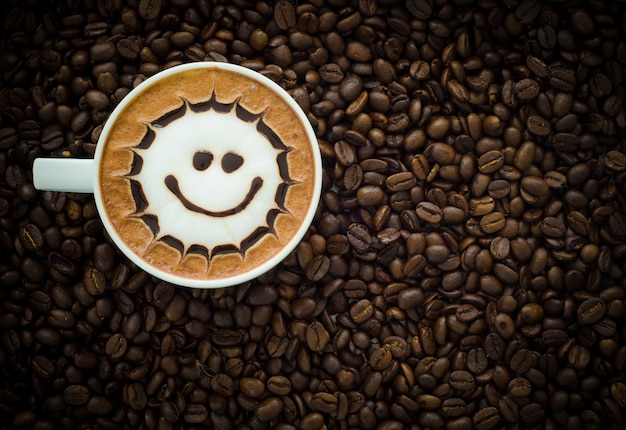 Nahaufnahme einer schönen Schale heißen Kaffees auf Kaffeebohnehintergrund