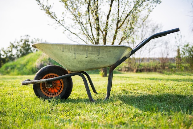 Nahaufnahme einer Schubkarre auf dem Feld