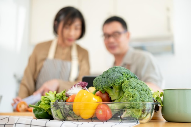 Nahaufnahme einer Schüssel mit frischem Gemüse auf einem Tisch in der Küche
