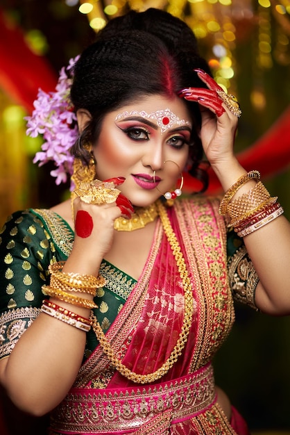 Nahaufnahme einer sehr schönen jungen indischen Braut im luxuriösen Brautkostüm mit Make-up