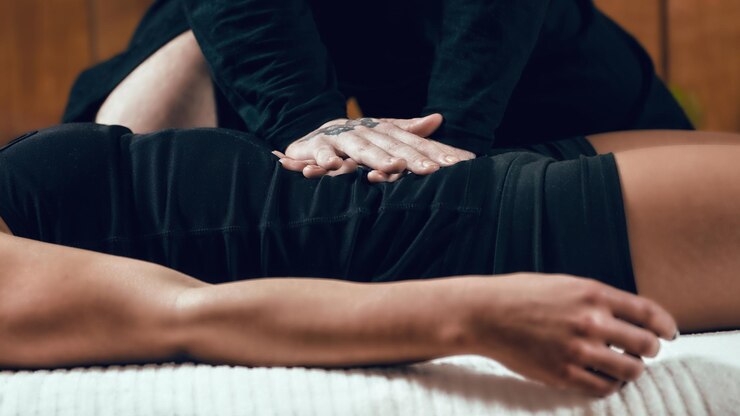 Foto nahaufnahme einer shiatsu-magenmassage
