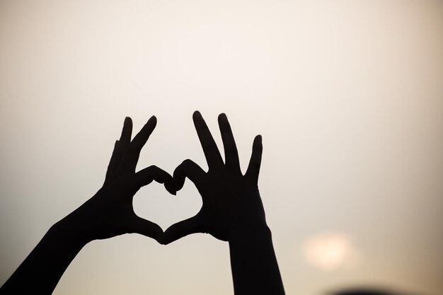 Foto nahaufnahme einer silhouette der hand gegen den himmel bei sonnenuntergang